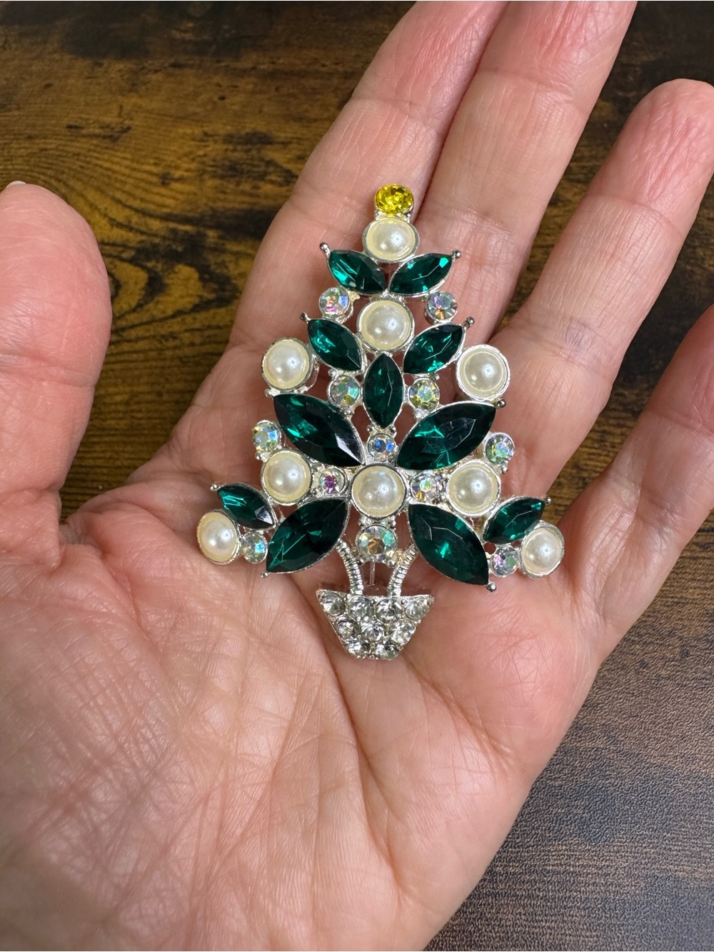 Avon 2011 Emerald Green, Pearl & Clear Crystal Christmas Tree Brooch